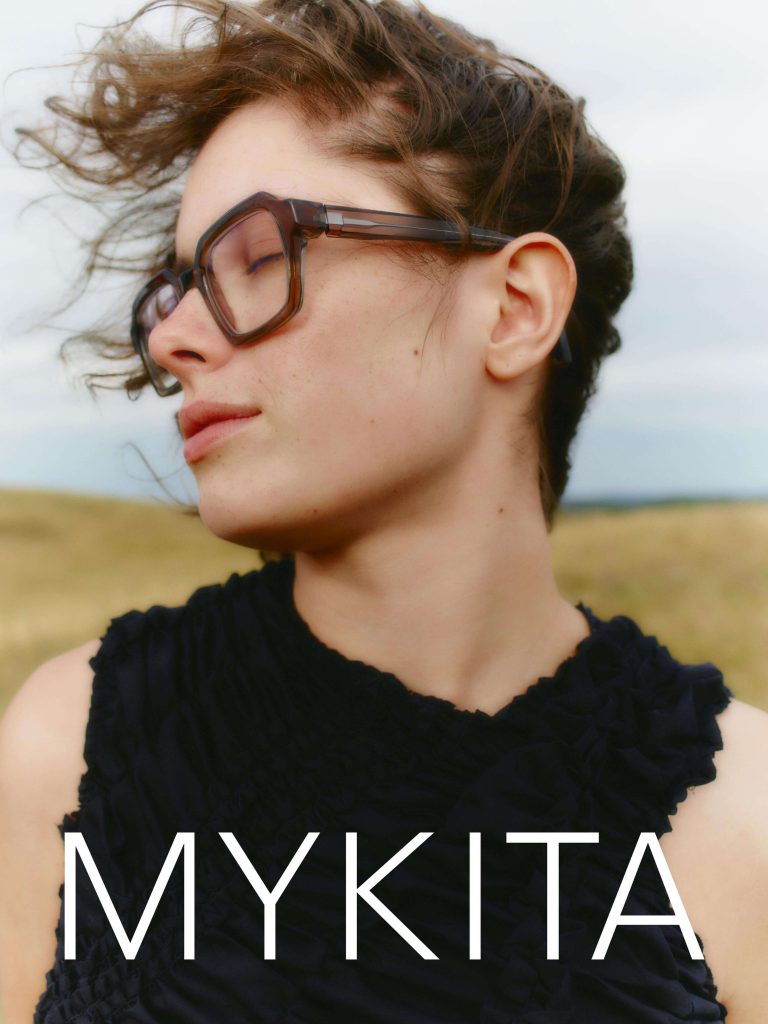 MYKITA Brille getragen von einer Frau.
